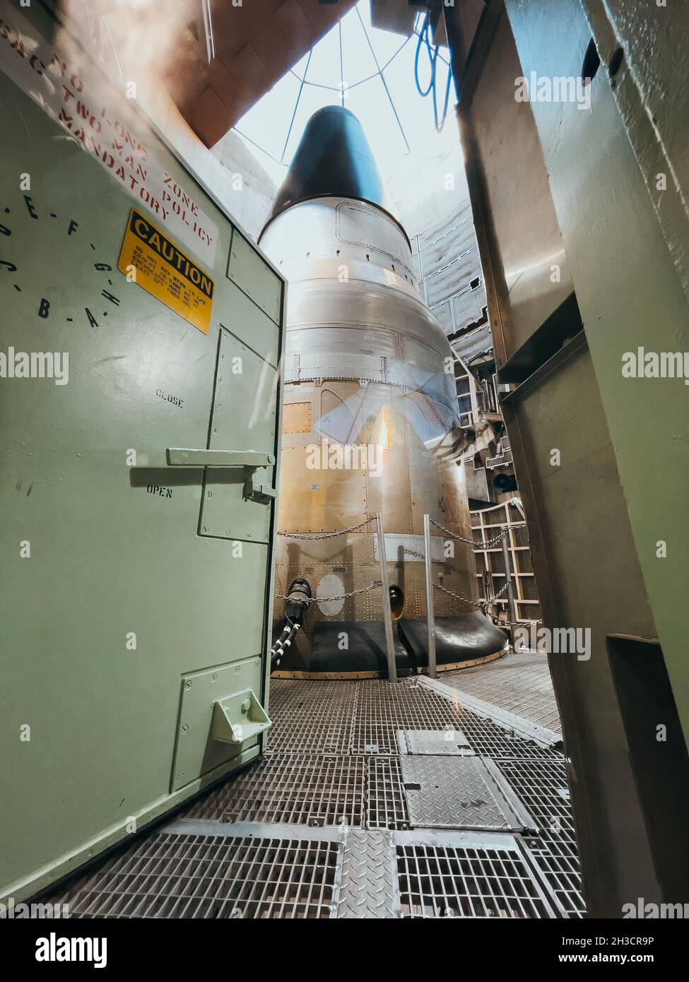 Eine schwere Metalltür oben auf dem Titan-Raketensilo sitzt ajar, so dass Besucher den Raketenwerfer sehen können Stockfoto