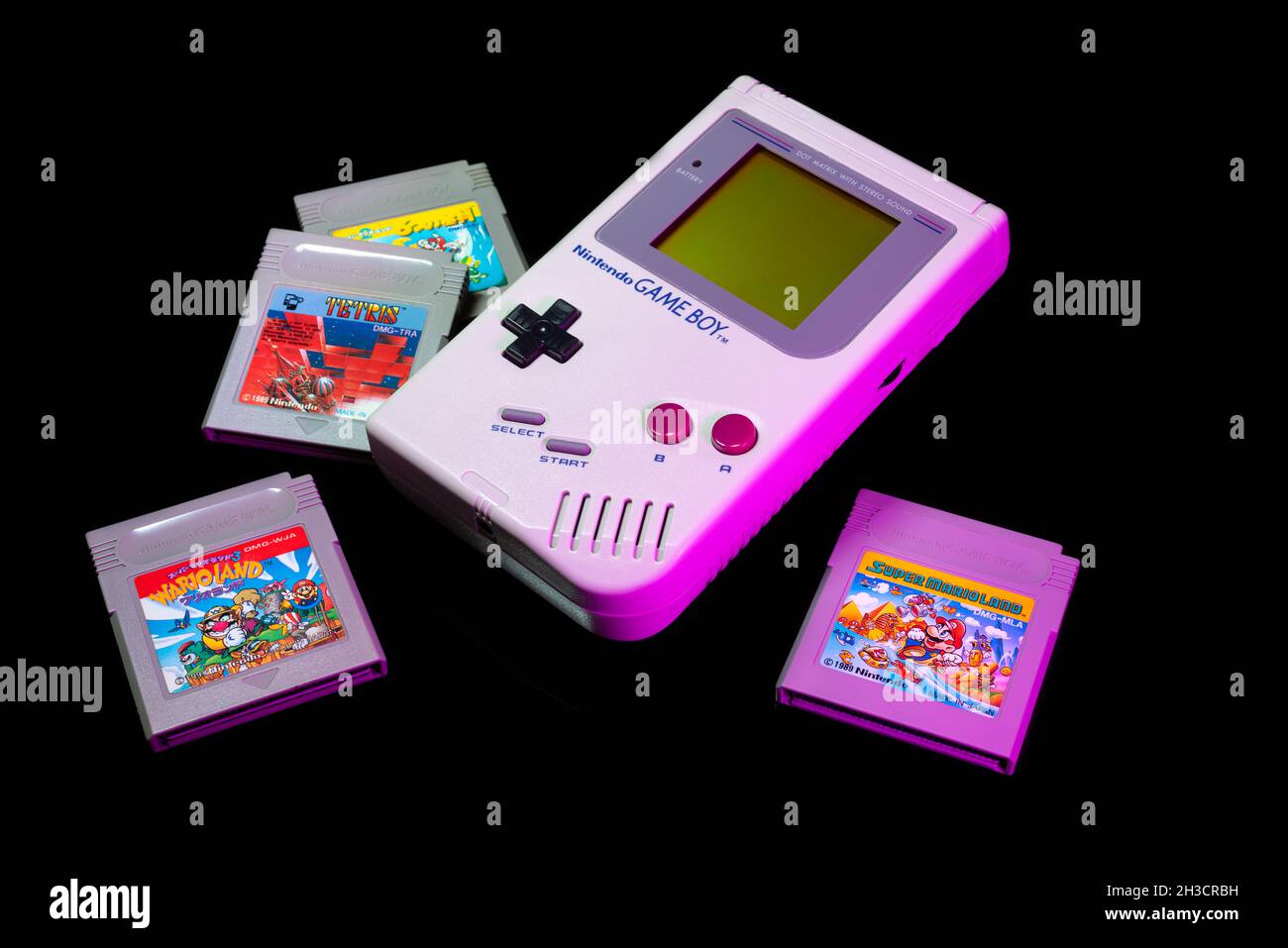 Fukuoka, Japan - 19. september 2021 : nintendo Game Boy und Game Boy Color mit verschiedenen Spielkassetten isoliert auf schwarzem Hintergrund Stockfoto