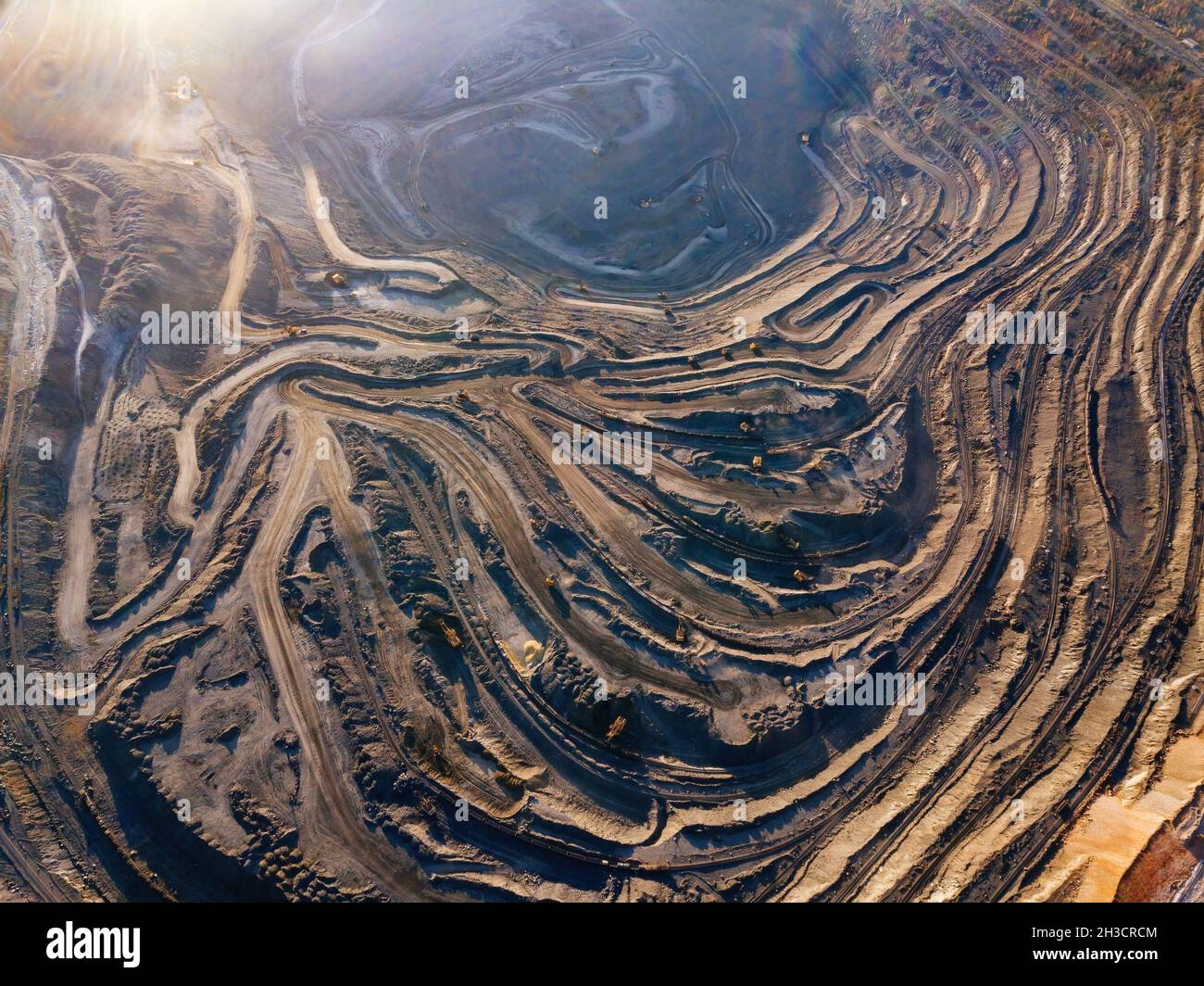 Tagebau in Bergbau- und Verarbeitungsanlage, Luftaufnahme. Stockfoto