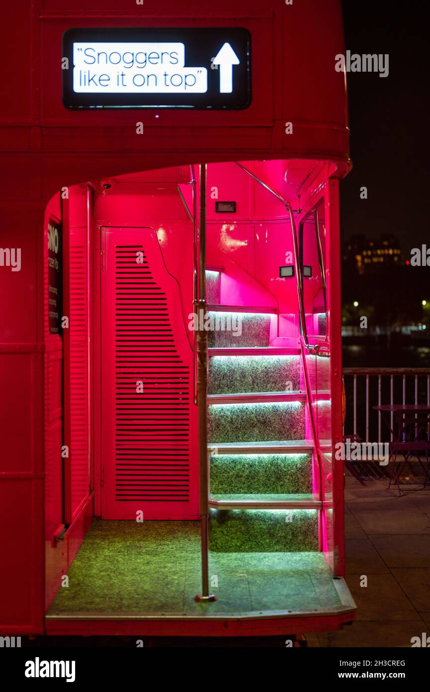 LONDON - 14. SEPTEMBER 2021: Beleuchtete Treppe auf dem Red London Double Decker Bus Cafe bei Nacht Stockfoto