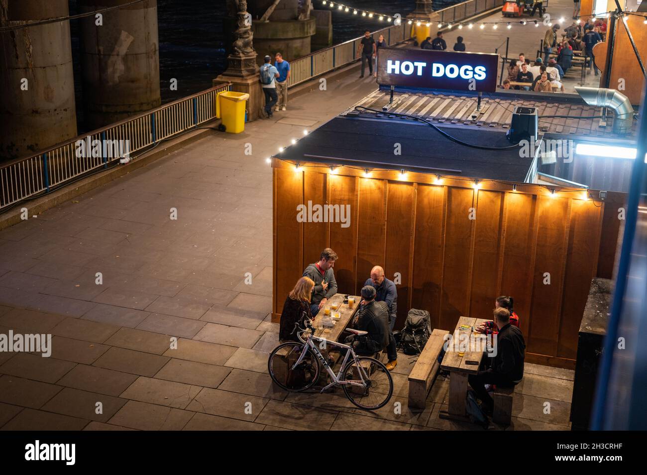 LONDON - 14. SEPTEMBER 2021: Abendessen im Freien in Londons Southbank Stockfoto