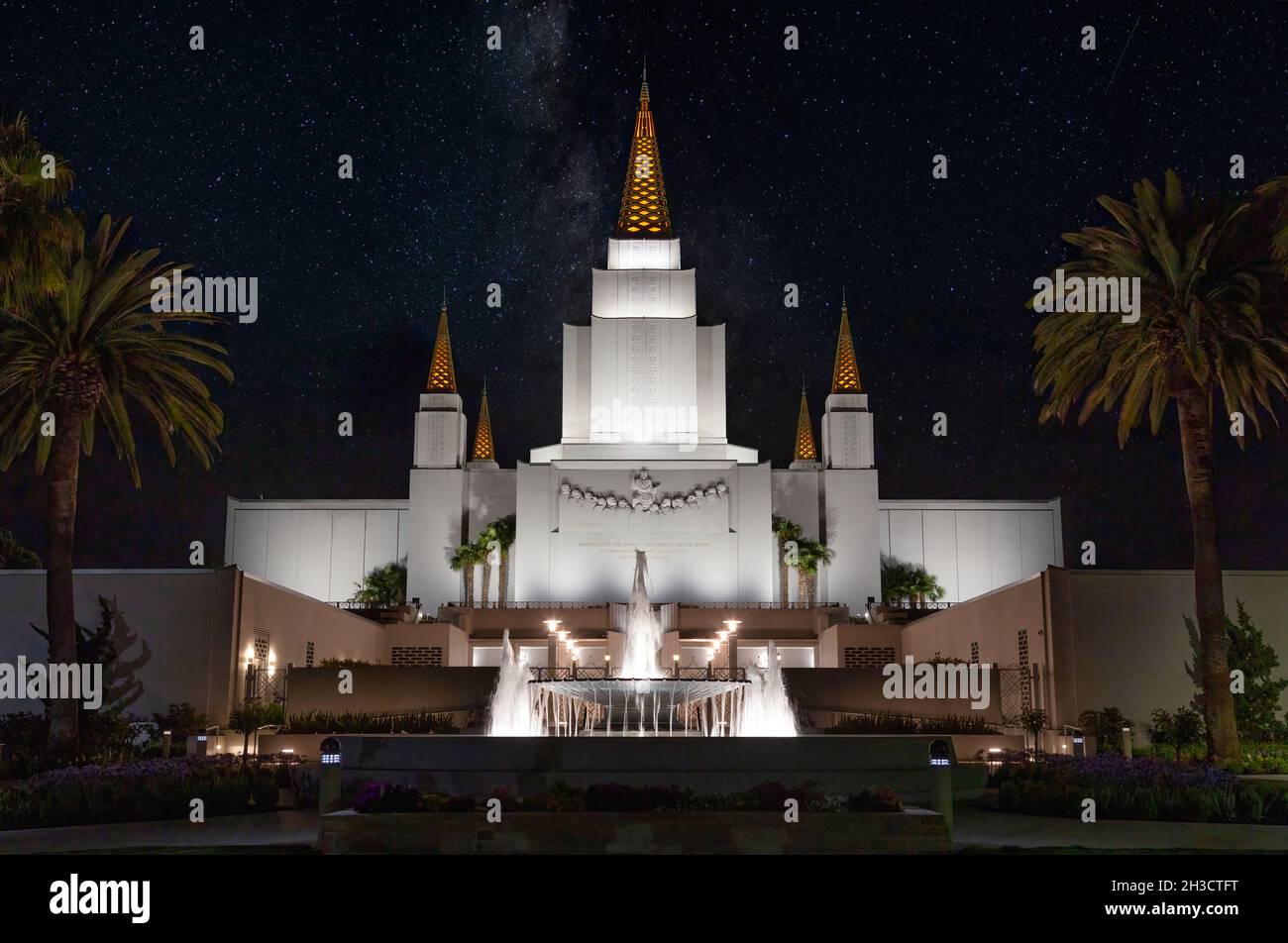 OAKLAND, URUGUAY - 16. Februar 2021: Eine wunderschöne Aufnahme des Oakland California Temple in Oakland, USA Stockfoto