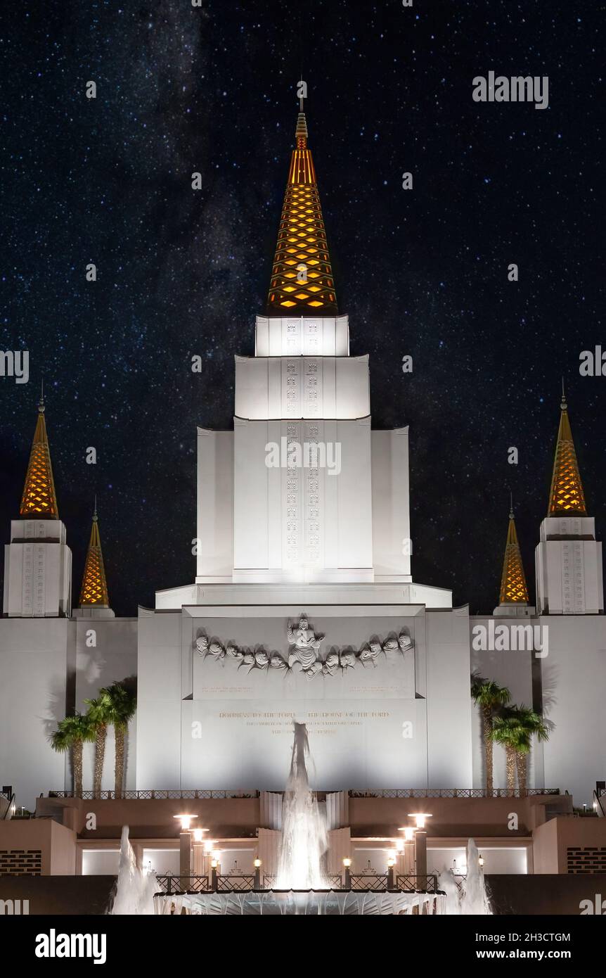 OAKLAND, USA - 16. Feb 2021: Eine wunderschöne Aufnahme des Oakland California Temple in Oakland, USA Stockfoto