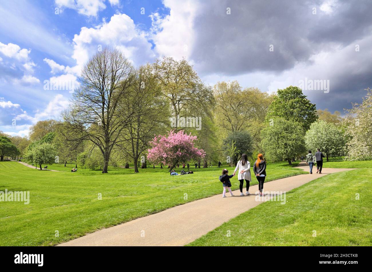 Menschen, die an einem schönen Frühlingstag im Green Park spazieren gehen, London, England, Großbritannien Stockfoto