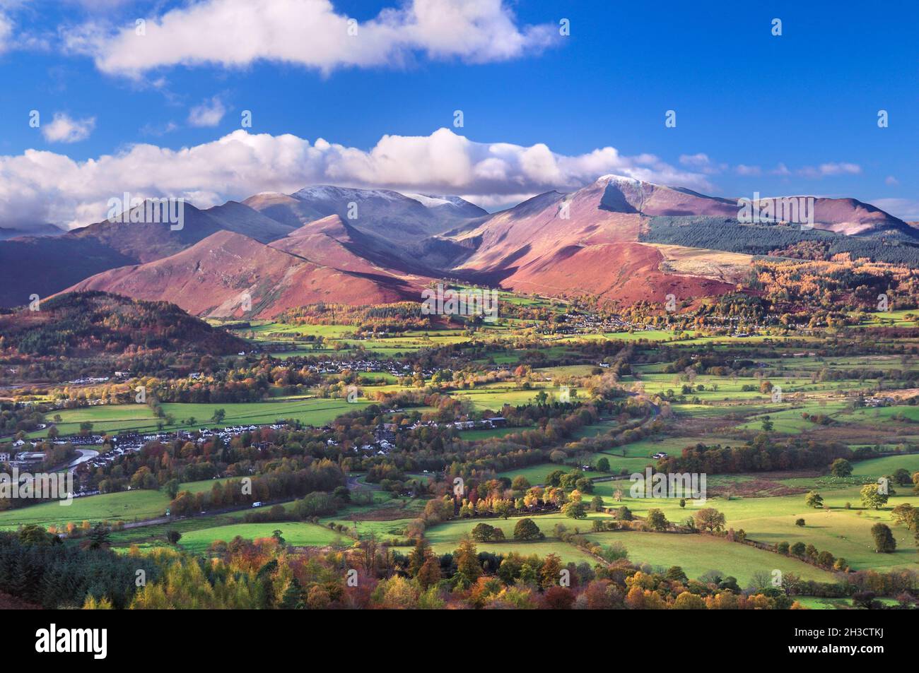 Herbstansicht vom Gipfel des Latrigg in Richtung der Fjells von Causey Pike, Crag Hill und Grisedale Pike, auch bekannt als Coledale Horseshoe. Lake District, England, Großbritannien Stockfoto