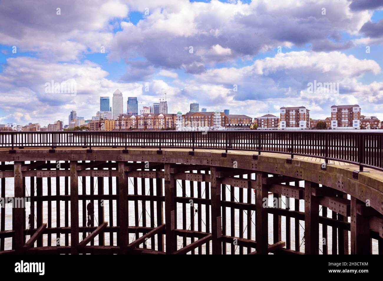 Blick vom Shadwell Basin in Londons Tower Hamlets über die Themse auf die Apartments am Flussufer und die Skyline von Canary Wharf. East London, England, Großbritannien Stockfoto