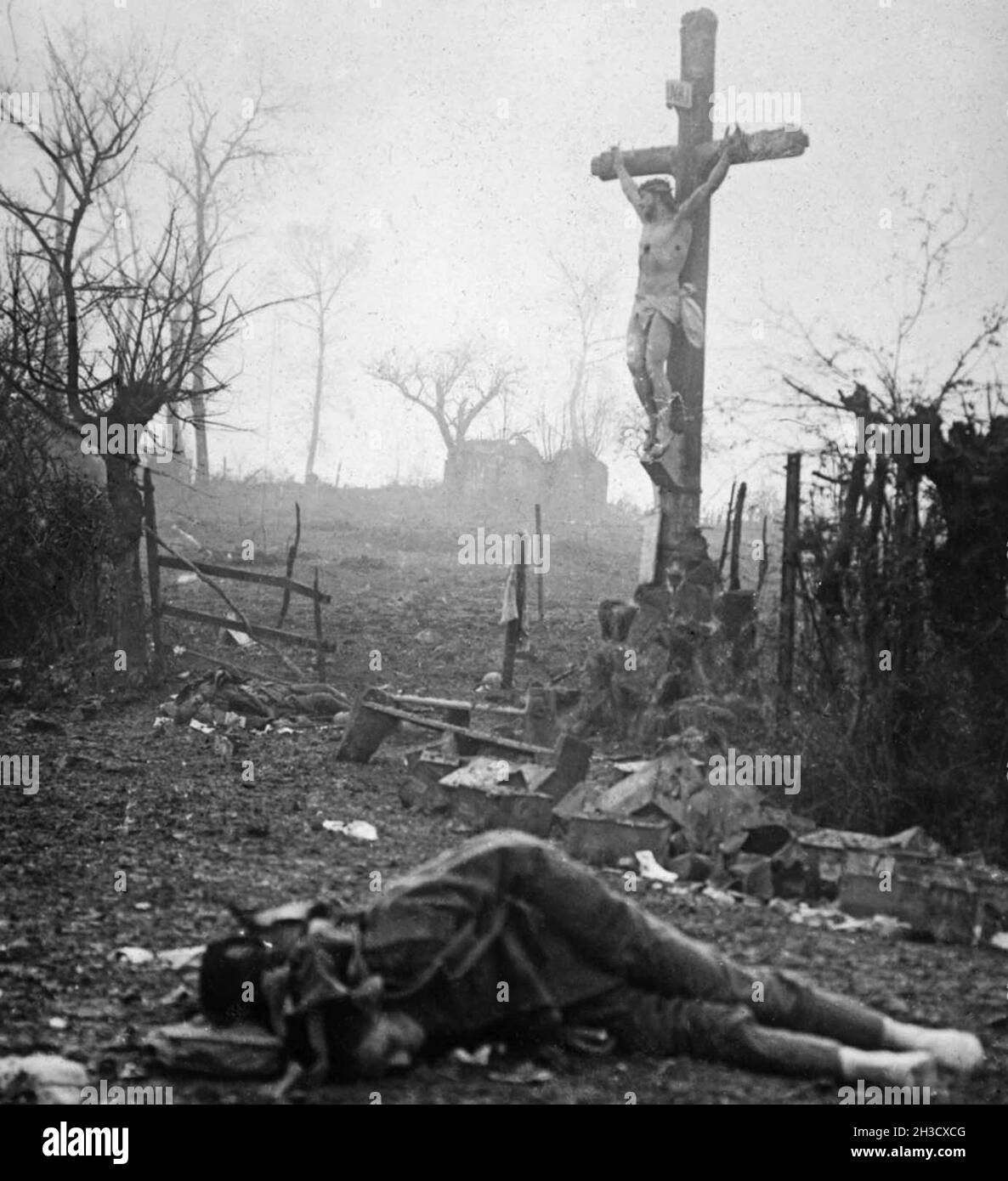 Ein Kruzifix und deutscher Tod nach einem Kampf während der Schlacht an der Somme im 1. Weltkrieg Stockfoto