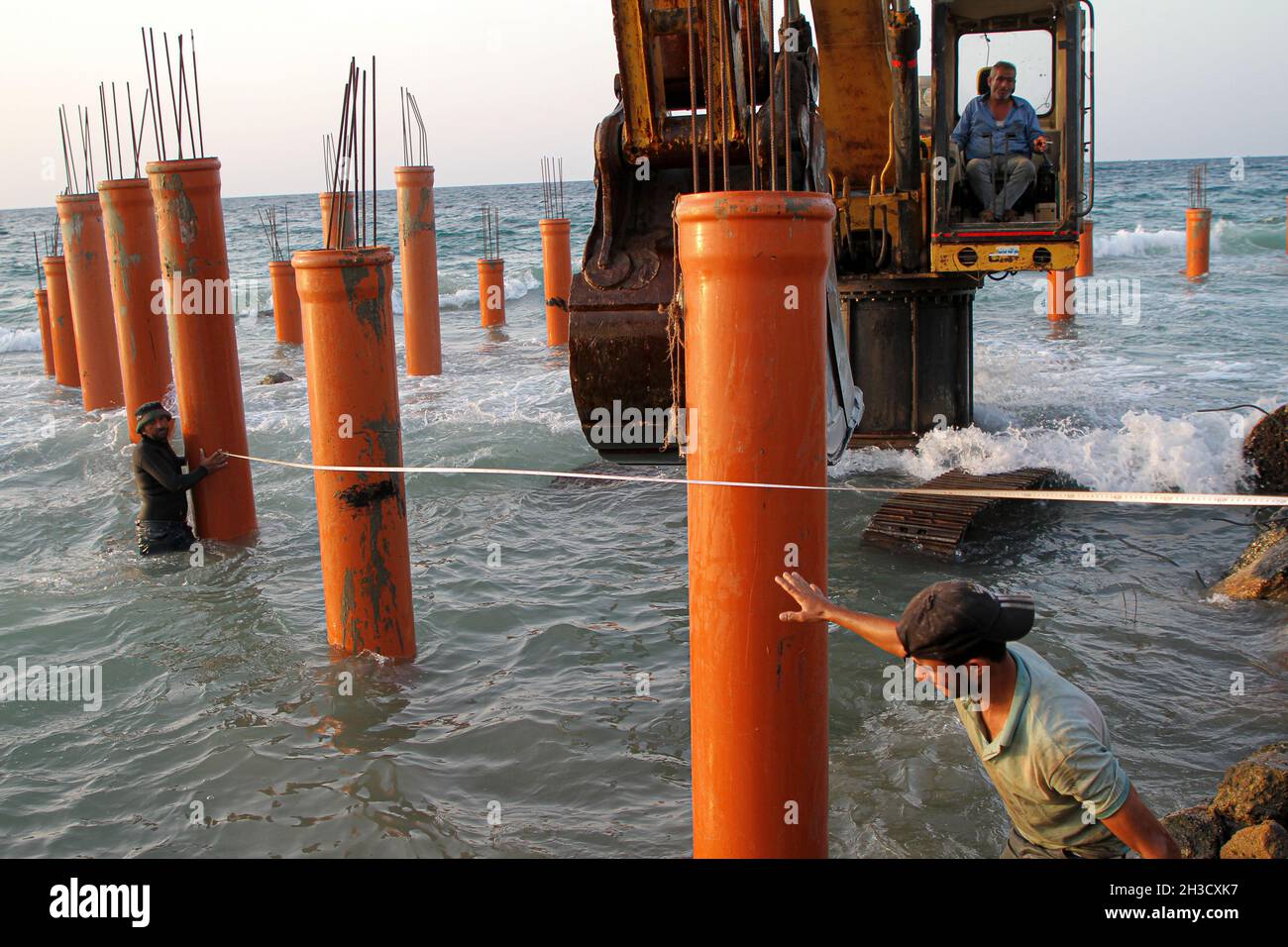 Gaza. Oktober 2021. Arbeiter betreiben eine Planierraupe, um das Café „Citadel“ zu bauen, das erste seiner Art, das am Strand gebaut wird, in Gaza City, 27. Oktober 2021. Kredit: Rizek Abdeljawad/Xinhua/Alamy Live Nachrichten Stockfoto