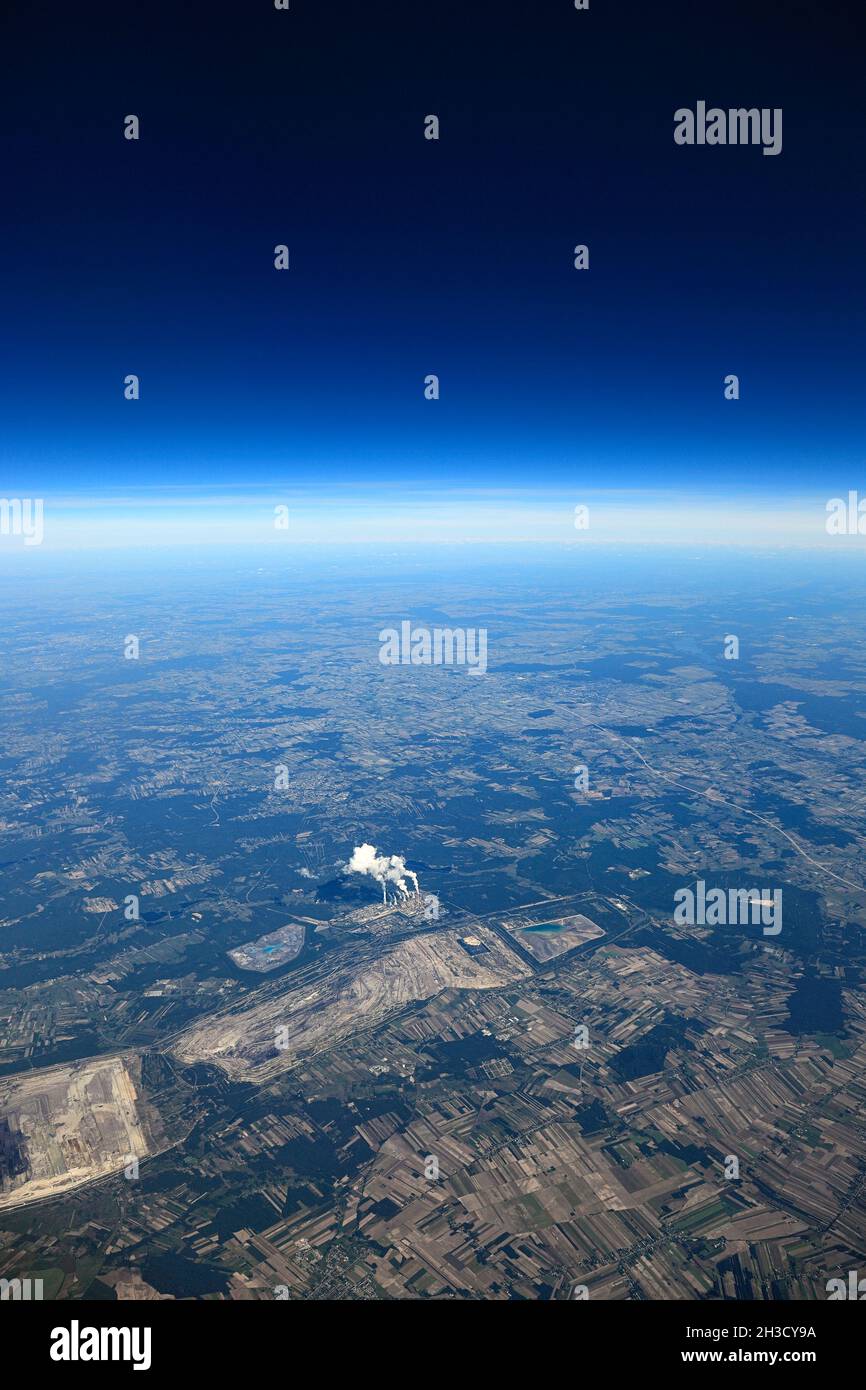 Die Erde von oben: Luftverschmutzung aus der Luft. Stockfoto