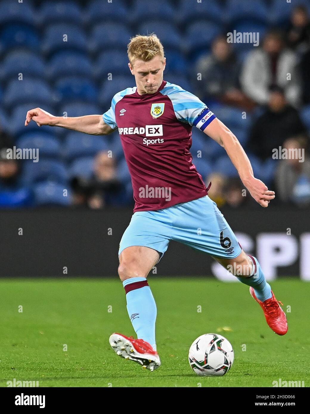 Ben Mee #6 von Burnley in Aktion während des Spiels in, am 10/27/2021. (Foto von Craig Thomas/News Images/Sipa USA) Quelle: SIPA USA/Alamy Live News Stockfoto