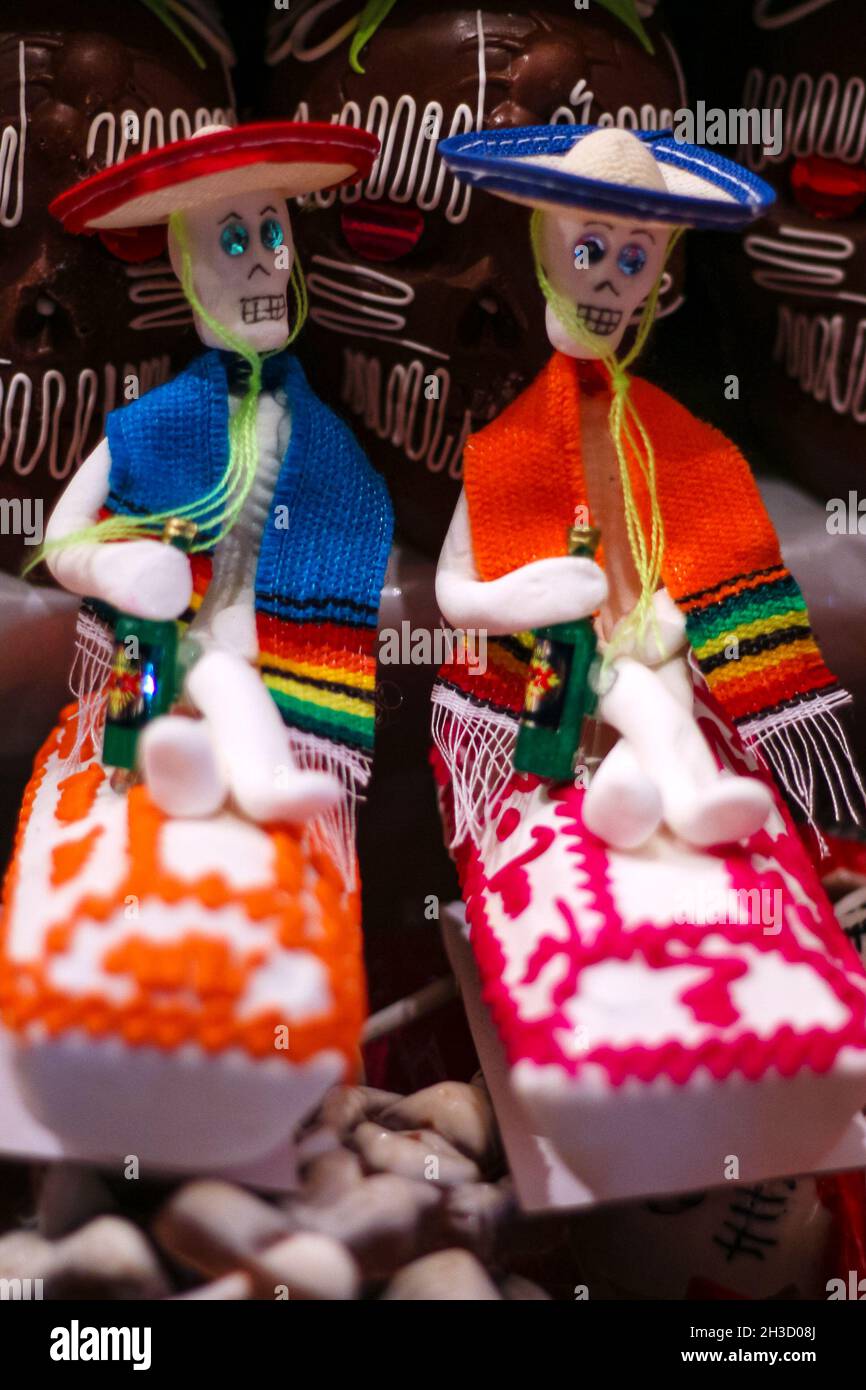 Temporada día de muertos en México, se acostumbra pomer ofrendas para los difuntos y adornarlas con calaveras de Azúcar Stockfoto