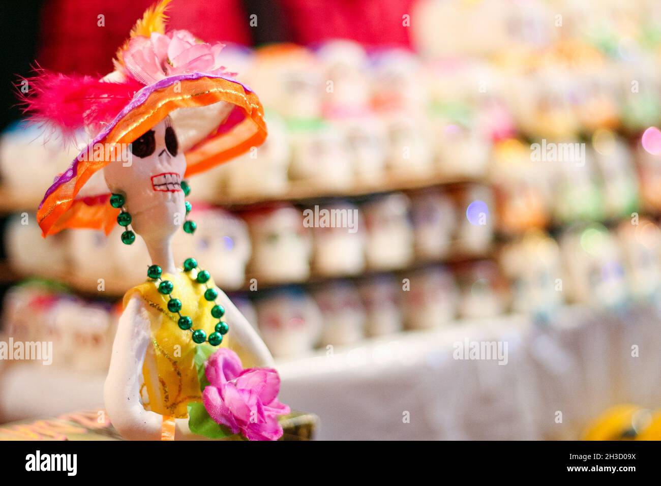 Temporada día de muertos en México, se acostumbra pomer ofrendas para los difuntos y adornarlas con calaveras de Azúcar Stockfoto