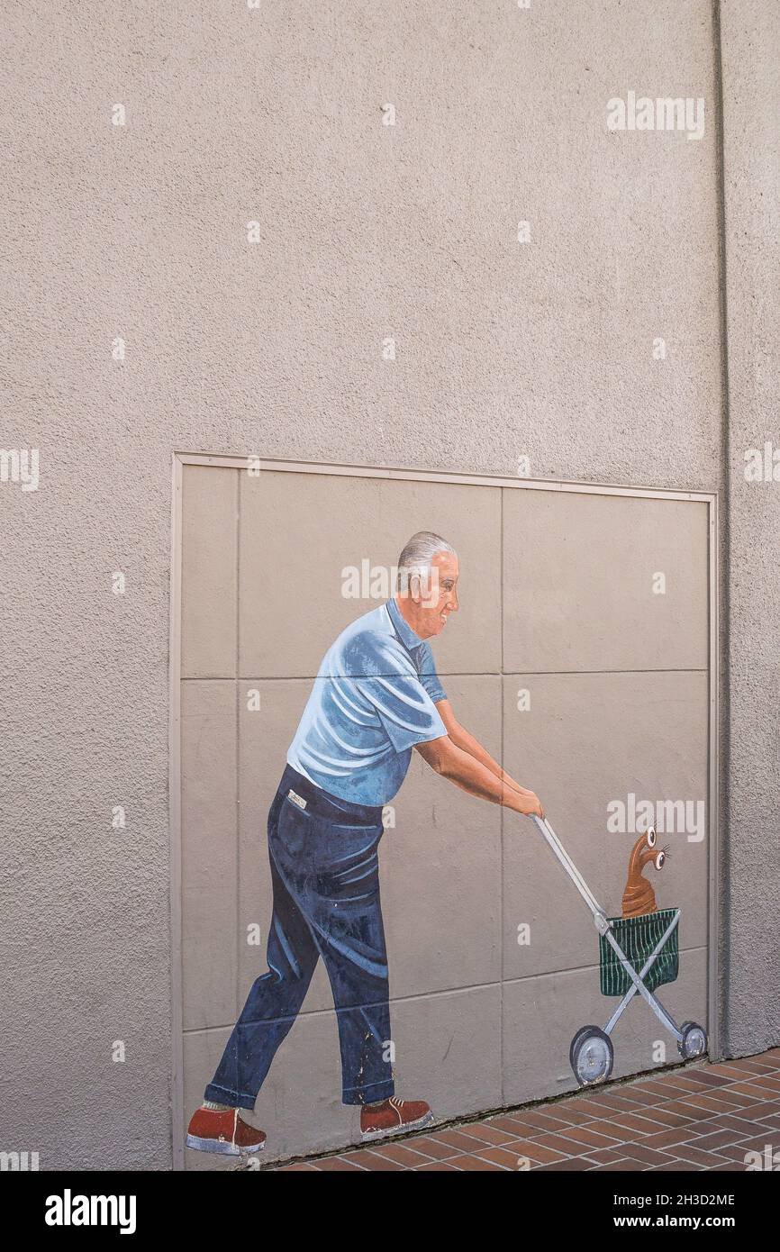 Man Pushing Cat in Stroller, Wandgemälde von Greg Brown aus dem Jahr 1975 - aktualisiert in den 1980er Jahren, um Spiro Agnew Pushing an Alien in a Kinderwagen zu zeigen. Stockfoto