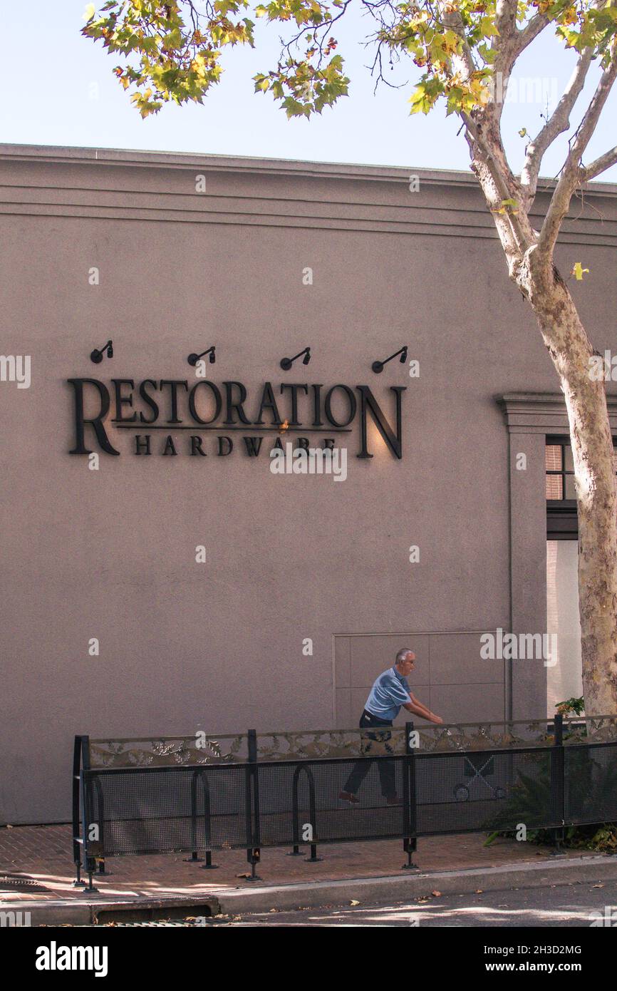 Man Pushing Cat in Stroller, Wandgemälde von Greg Brown aus dem Jahr 1975 - aktualisiert in den 1980er Jahren, um Spiro Agnew Pushing an Alien in a Kinderwagen zu zeigen. Stockfoto