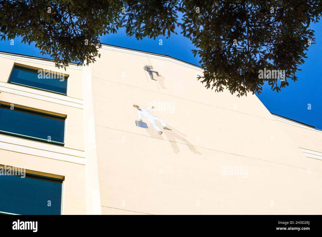 Roofhoppers (Einbrecher II), Wandgemälde von Greg Brown aus dem Jahr 1996, das Einbrecher zeigt, die von der Chase Bank fallen, an der Ecke Hamilton Ave und Bryant St, Palo Alto. Stockfoto