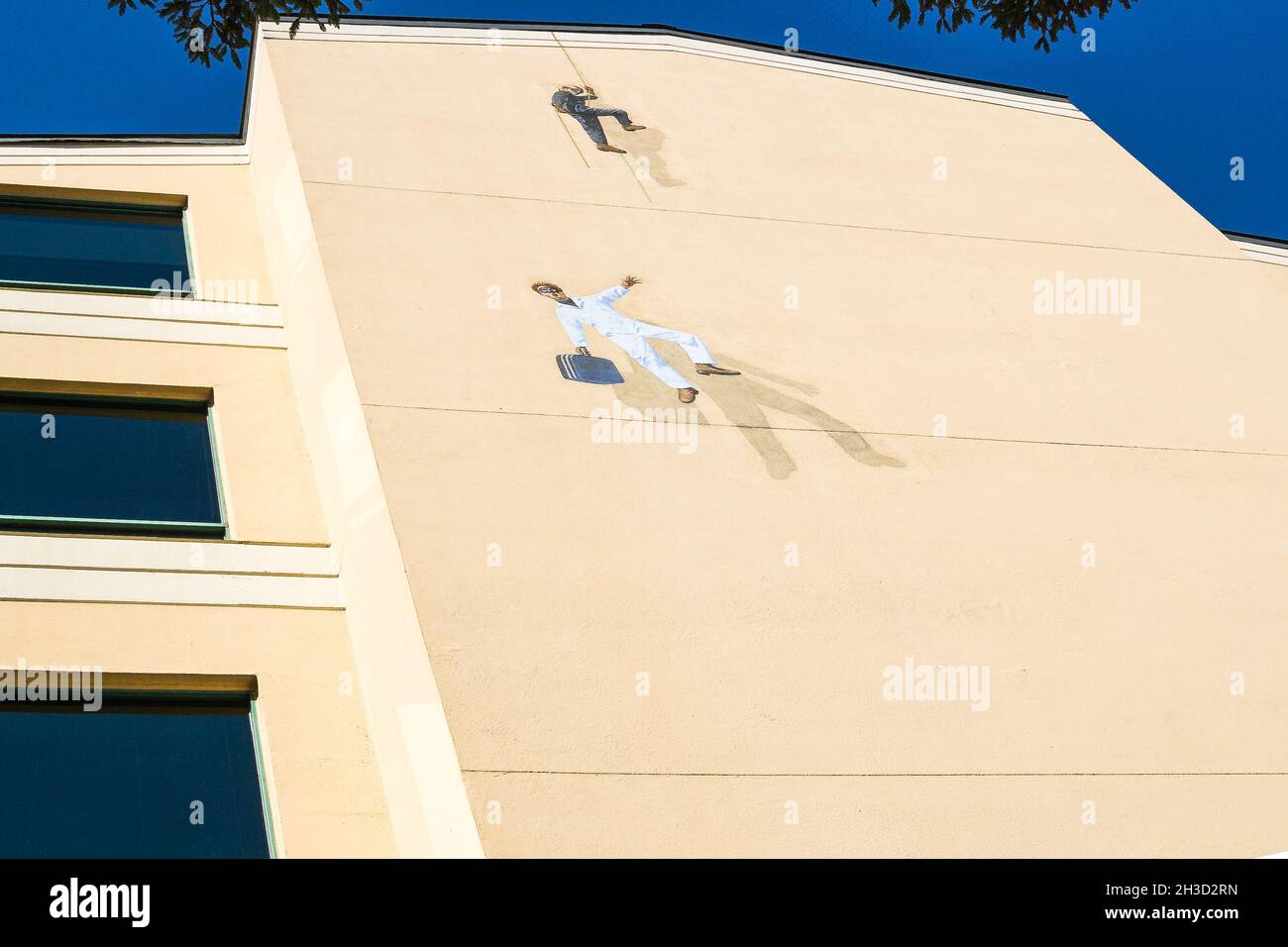 Roofhoppers (Einbrecher II), Wandgemälde von Greg Brown aus dem Jahr 1996, das Einbrecher zeigt, die von der Chase Bank fallen, an der Ecke Hamilton Ave und Bryant St, Palo Alto. Stockfoto
