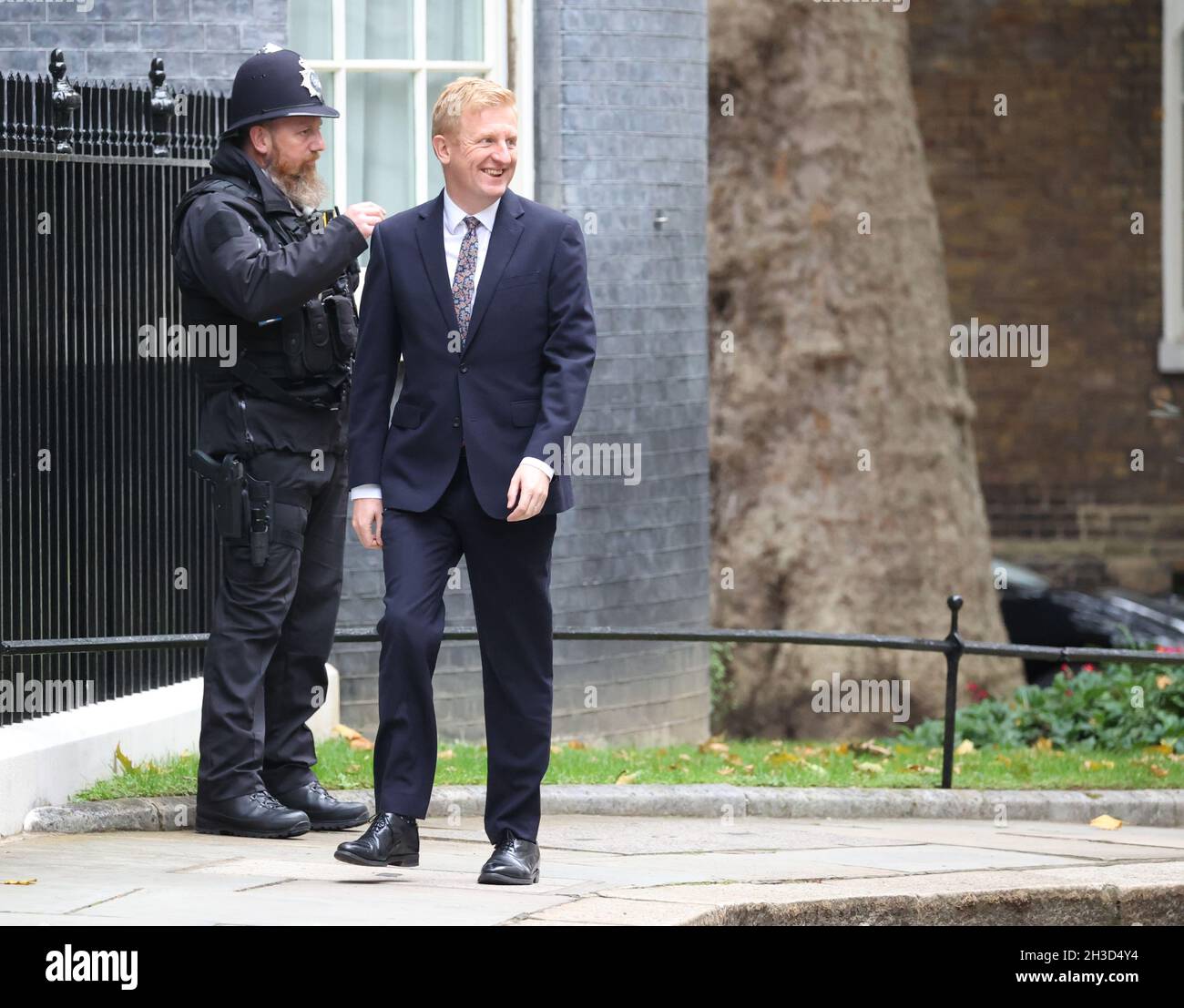 London, Großbritannien. Oktober 2021. Oliver Dowden (Vorsitzender der Konservativen Partei), an diesem Morgen in der Downing Street Nummer 10, am Budget Day, Downing Street, Westminster, London, 27. Oktober 2021. Kredit: Paul Marriott/Alamy Live Nachrichten Stockfoto