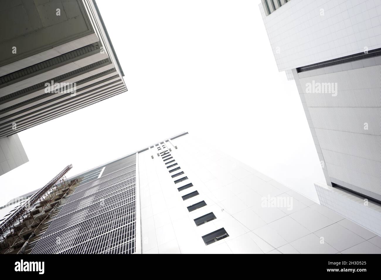 Wolkenkratzer moderner Stadtkomplex mit weißen, mittelhohen Hochhäusern. Low-Angle-Ansicht. Stockfoto