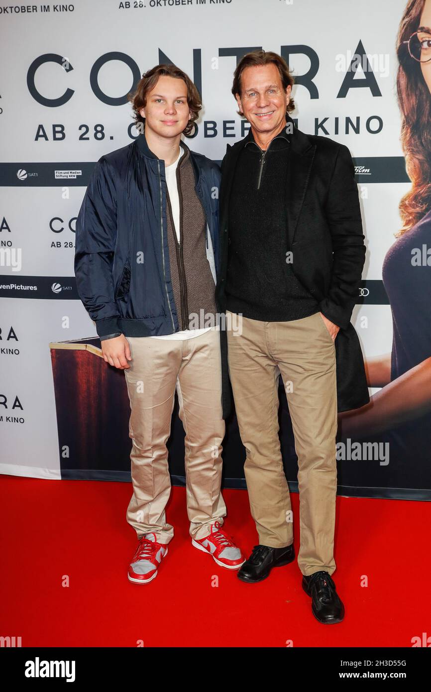 Berlin, Deutschland. Oktober 2021. Sam Heinze (l.) und Vater Thomas Heinze kommen zur Premiere des Films 'Contra' im Kino Zoo Palast. Der Film wird ab dem 28. Oktober in allen deutschen Kinos zu sehen sein. Quelle: Gerald Matzka/dpa/Alamy Live News Stockfoto