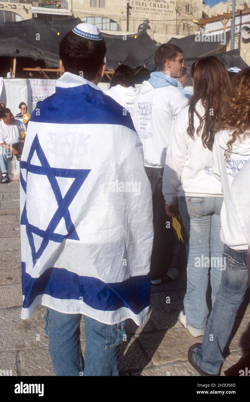 ISRAEL . JERUSALEM . JUNGER MANN MIT ISRAELISCHER FLAGGE Stockfoto