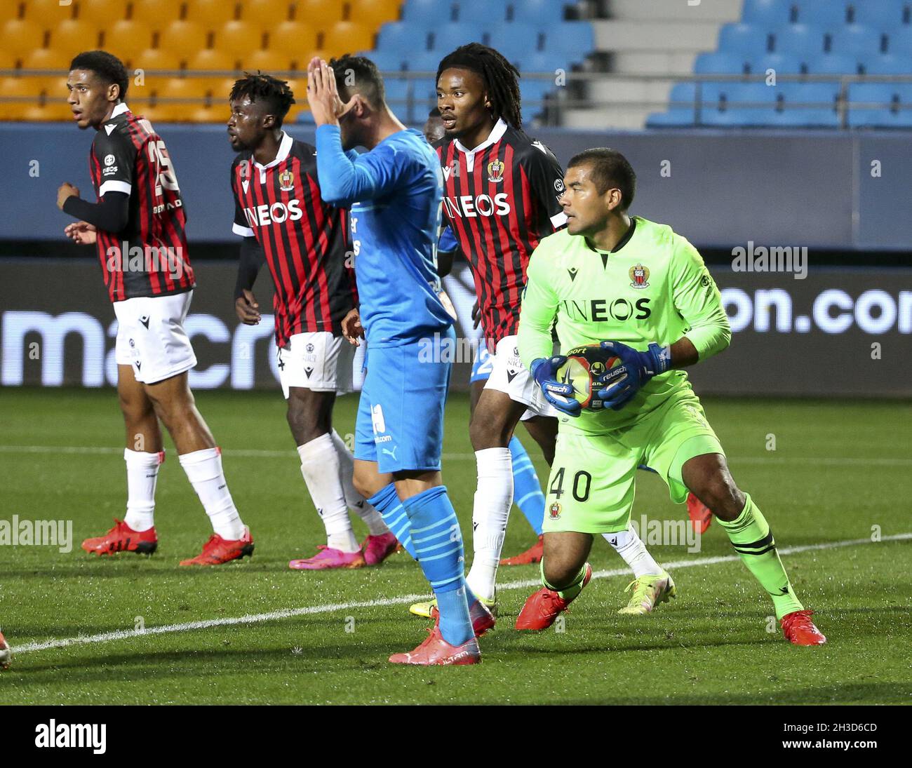 Torhüter von Nizza Walter Benitez, Khephren Thuram von Nizza während des Fußballspiels der französischen Meisterschaft Ligue 1 zwischen OGC Nice (OGCN) und Olympique de Marseille (OM) am 27. Oktober 2021 im Stade de l'Aube in Troyes, Frankreich - Foto: Jean Catuffe/DPPI/LiveMedia Stockfoto