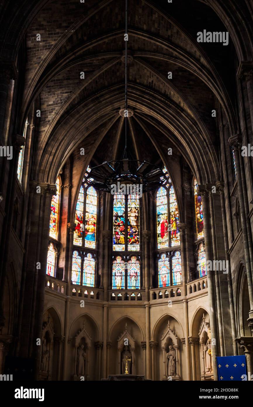 Gewölbe und Innenaltar der katholischen Kirche Saint Louis des Chartrons in Bordeaux, Frankreich Stockfoto