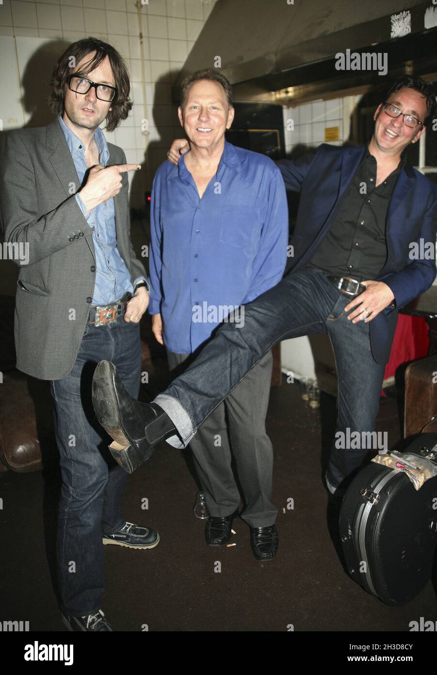 Jarvis Cocker, Bob Lind und Richard Hawley Backstage bei der Leuchte, Kilburn, London, Freitag, 15. Juni 2007. Bob Lind wurde für mehrere Songs von Richard Hawley auf die Bühne gebracht. Stockfoto
