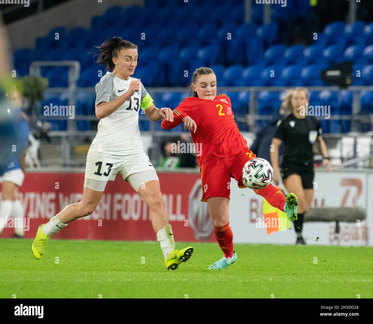 Cardiff, Großbritannien. Oktober 2021. Lily Woodham (Nr. 2) aus Wales und Kristina Bannikova (Nr. 13) aus Estland in Aktion während des FIFA Frauen-WM-Qualifying-Spiels zwischen Wales und Estland im Cardiff City Stadium.(Final Score; Wales 4:0 Estland) (Foto von Gary Mitchell/SOPA Images/Sipa USA) Quelle: SIPA USA/Alamy Live News Stockfoto