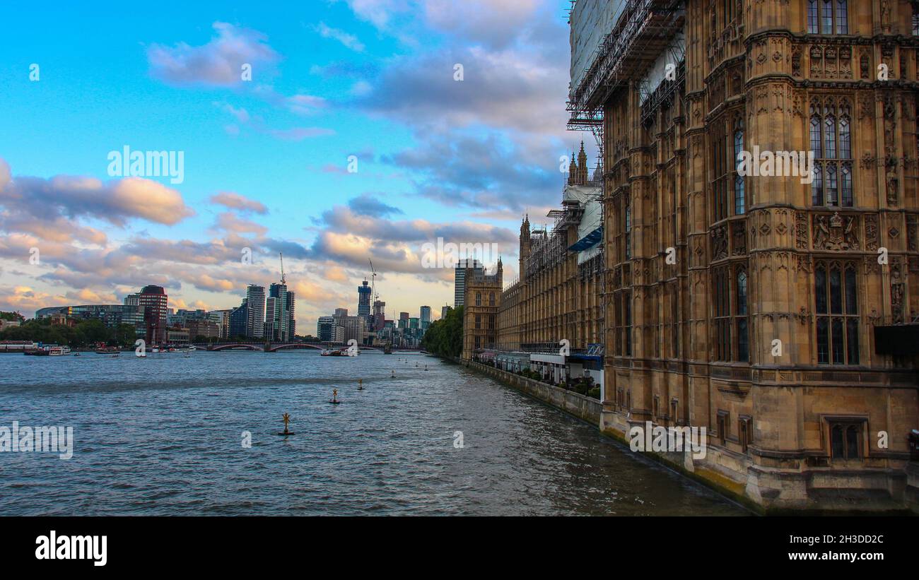 Aufnahme des Houses of Parliament an der Themse mit Stadtbild im Hintergrund in London, Großbritannien Stockfoto