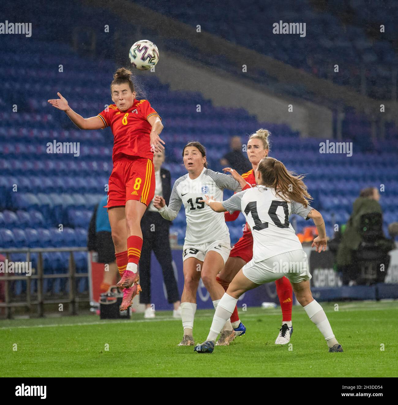 Cardiff, Großbritannien. Oktober 2021. Angharad James (L) aus Wales in Aktion während des FIFA Frauen-WM-Qualifikationsspiels zwischen Wales und Estland im Cardiff City Stadium.(Final Score; Wales 4:0 Estland) (Foto von Gary Mitchell/SOPA Images/Sipa USA) Credit: SIPA USA/Alamy Live News Stockfoto