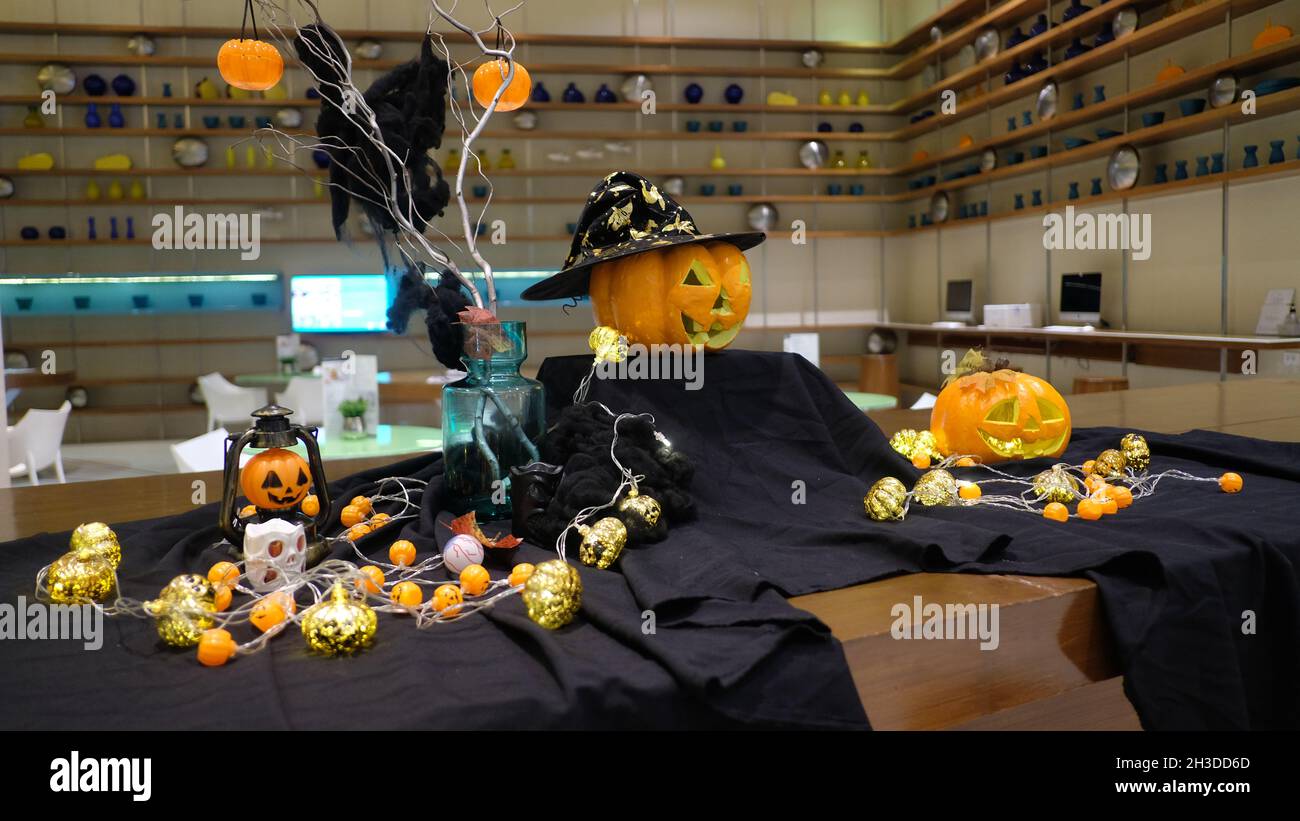 Halloween Dekorationen in der Lobby des Hotel Holiday Inn Pattaya Beach Thailand Stockfoto