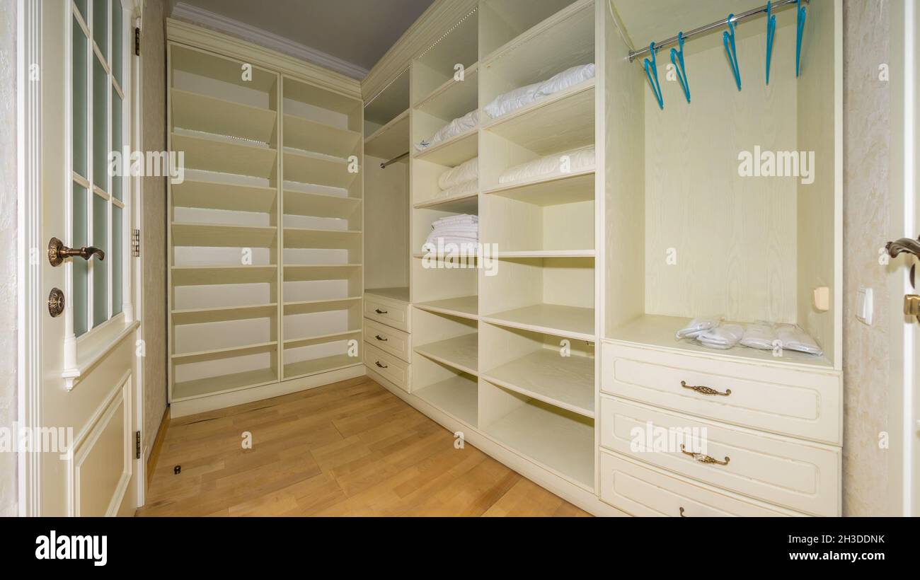 Großer leerer Ankleideraum aus Holz, Innenraum eines neuen leerstehenden modernen Hauses. Stockfoto