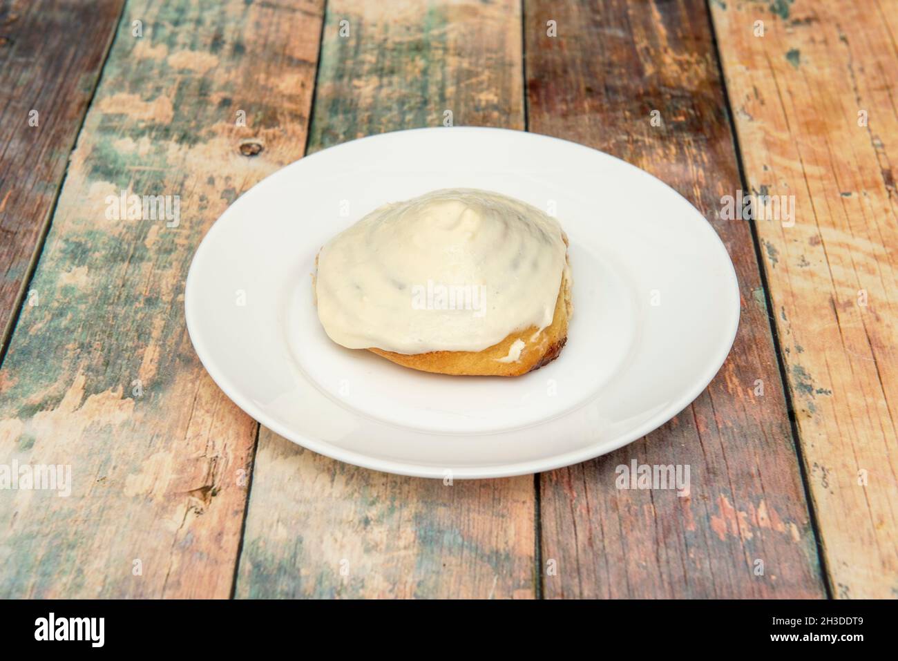 Zimtbrötchen mit süßer Belag auf Holztisch Stockfoto