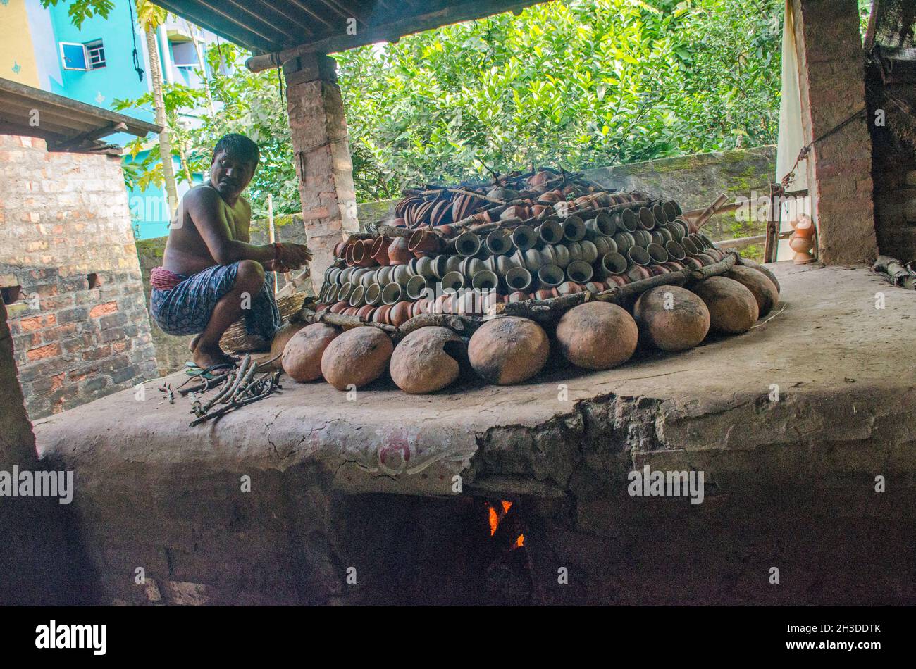 Geschäftige ländliche Töpferei in West-bengalen-indien Stockfoto