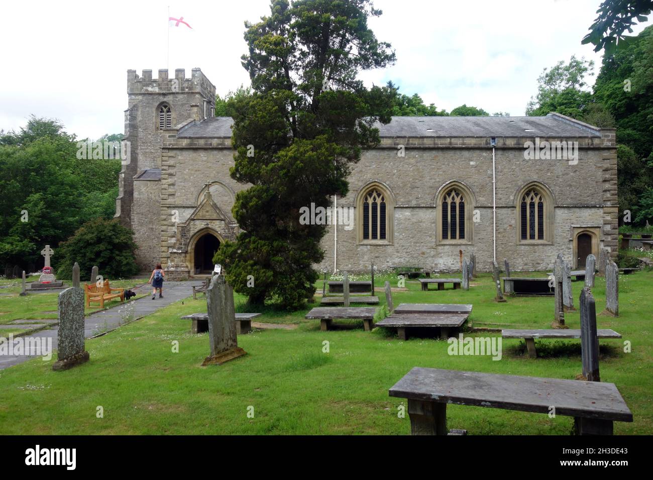 Die Pfarrkirche St. James im Dorf Clapham im Yorkshire Dales National Park, England, Großbritannien Stockfoto