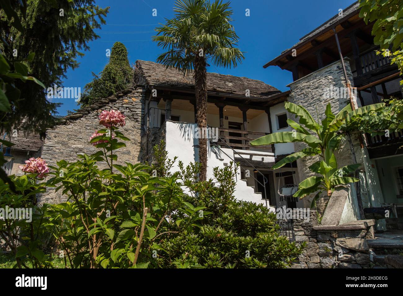 Außenansicht eines typischen Tessiner Hauses, in der Schweiz, im Kuleo des Dorfes Avegno. Es ist Sommer und es gibt eine gewisse Ruhe der Surr Stockfoto