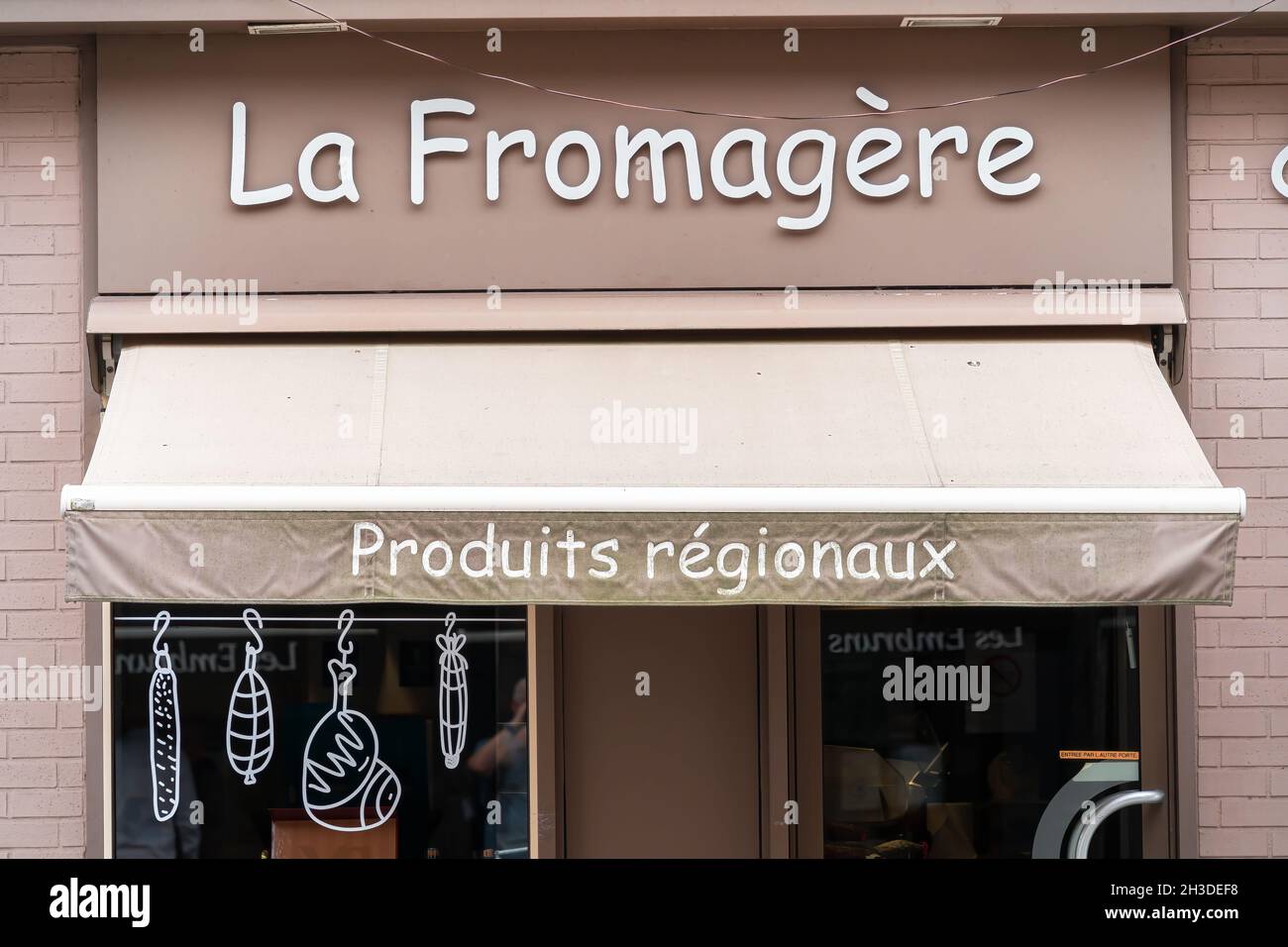 Honfleur, Frankreich - 4. August 2021: La Fromagere in Honfleur ist ein Geschäft, das Käse und andere lokale Produkte der Normandie verkauft Stockfoto