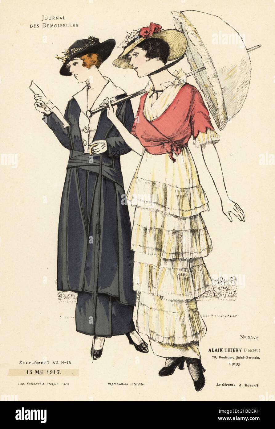 Zwei modische Frauen in knöchellangen Kleidern mit Rüschen, mit Hauben und Sonnenschirmen, WWI. Handkolorierte Lithographie von Fattorini & Crespin aus Alain Thierys Modemagazin Journal des Demoiselles, 79 Boulevard Saint-Germain, Paris, Frankreich, Mai 15, 1915. Stockfoto