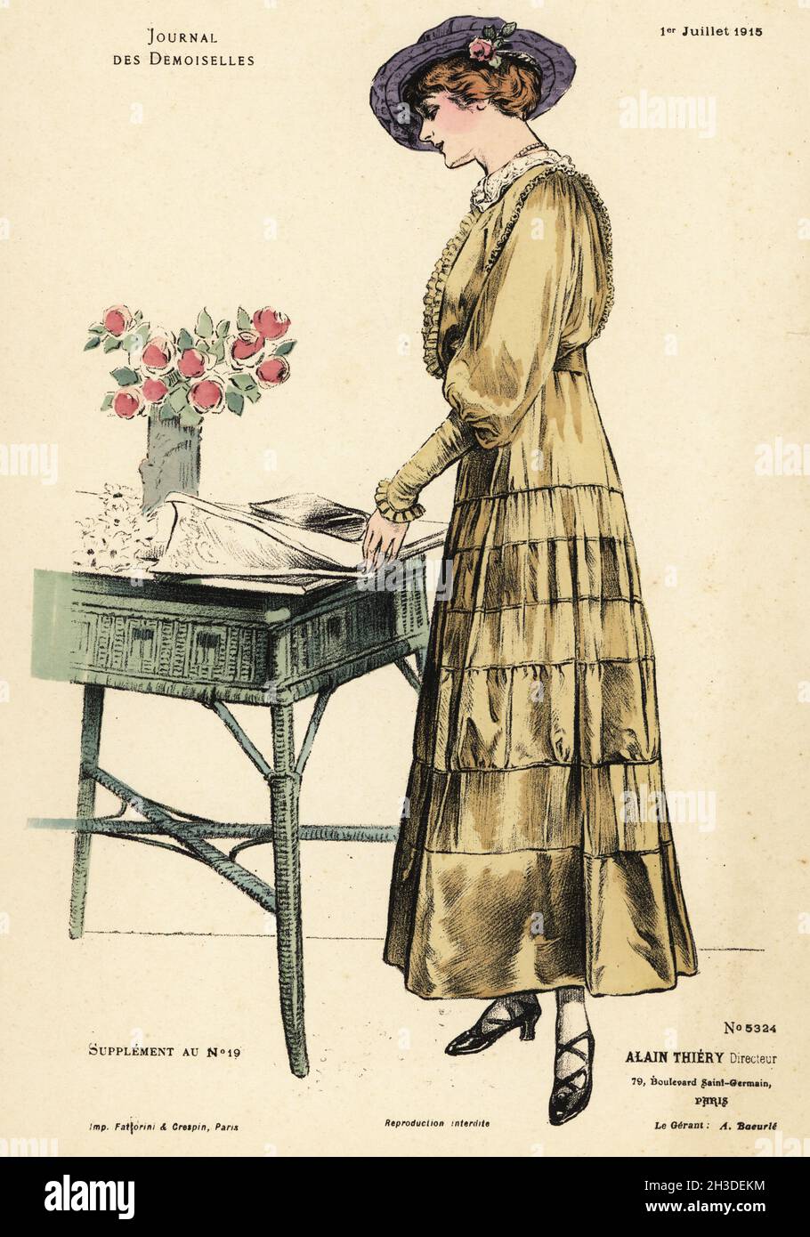Modische Frau in knöchellangen Kleid, lila Strohhut, Lesen einer Zeitschrift, WWI. Handkolorierte Lithographie von Fattorini & Crespin aus Alain Thierys Modemagazin Journal des Demoiselles, 79 Boulevard Saint-Germain, Paris, Frankreich, 1. Juli, 1915. Stockfoto