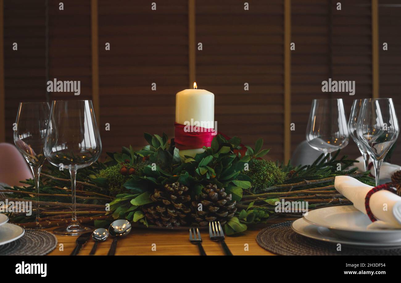 Wunderschöne Tischkulisse für das Weihnachtsessen. Stockfoto