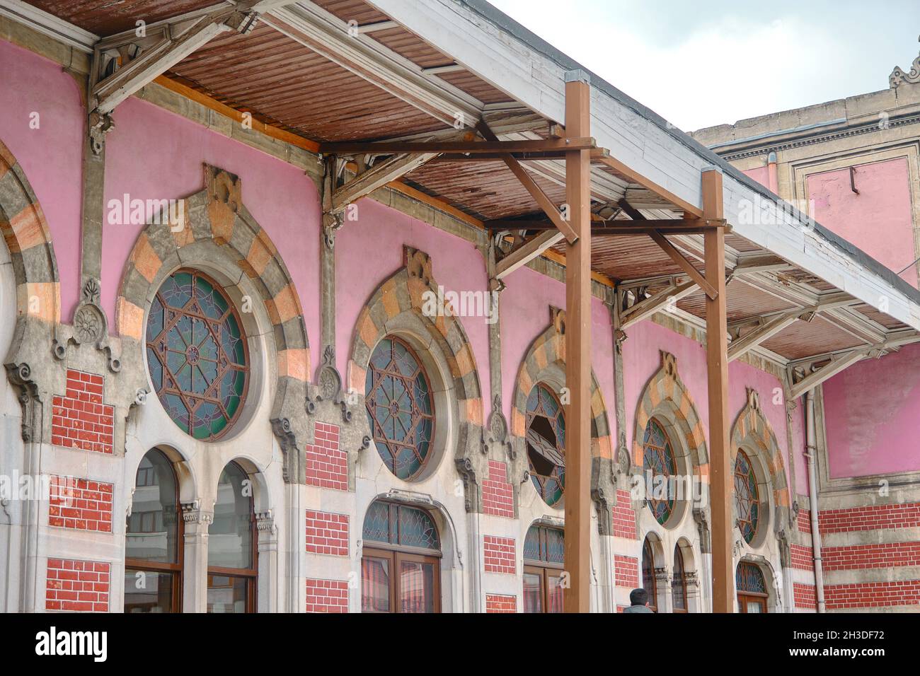 Ecke des Hauptbahnhofs Sirkeci auf der europäischen Seite istanbuls. Farbenprächtiges, ottomanisch gemustertes Gebäude Stockfoto