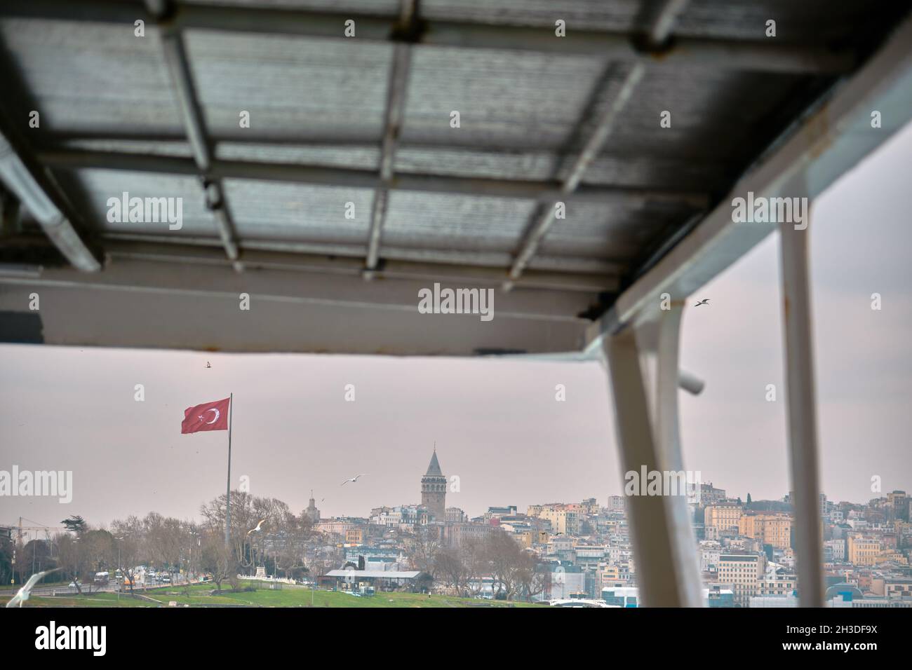 Foto von der Fähre des öffentlichen Nahverkehrs in istanbul vom Galata-Turm Stockfoto