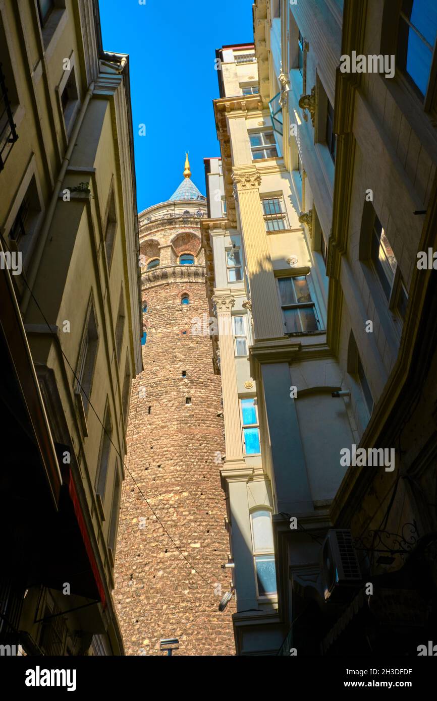 Galata Turm von einer engen Straße und ein Foto, das am frühen Morgen aufgenommen wurde. Türkei istanbul Stockfoto