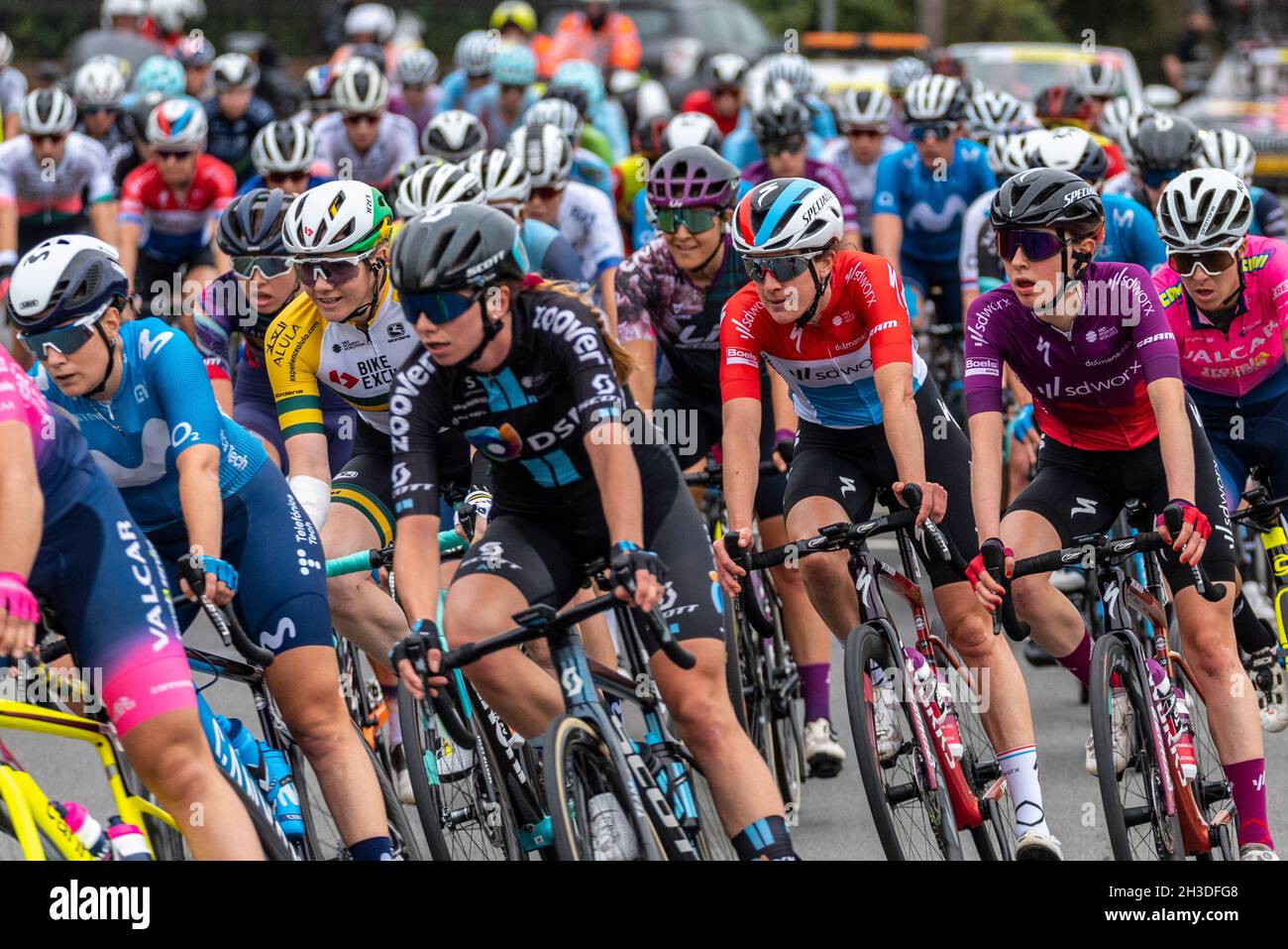 Die Gruppe der Radsportlerinnen aus dem Hauptfeld umrundete den Rettendon Turnpike während des Radrennens der AJ Bell Women's Tour, Etappe 4, Essex, Großbritannien. SD Worx Riders Stockfoto