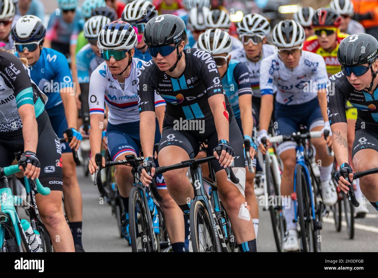 Die Gruppe der Radsportlerinnen aus dem Hauptfeld umrundete den Rettendon Turnpike während des Radrennens der AJ Bell Women's Tour, Etappe 4, Essex, Großbritannien. Pfeiffer Georgi Stockfoto
