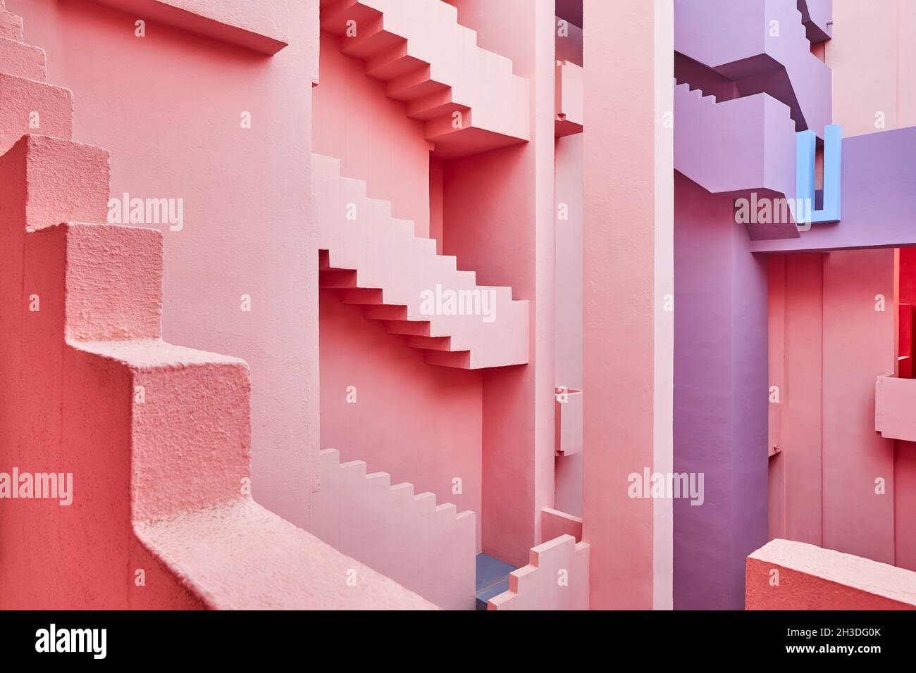 Geometrisches rotes Gebäude im Innenbereich. Rote Mauer, La manzanera. Calpe, Spanien Stockfoto