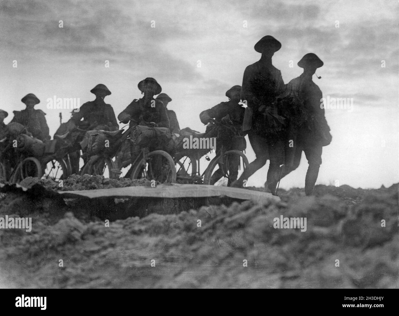 Erster Weltkrieg 1914-1918. Britische Soldaten marschieren in Silhouette an der Westfront. Stockfoto