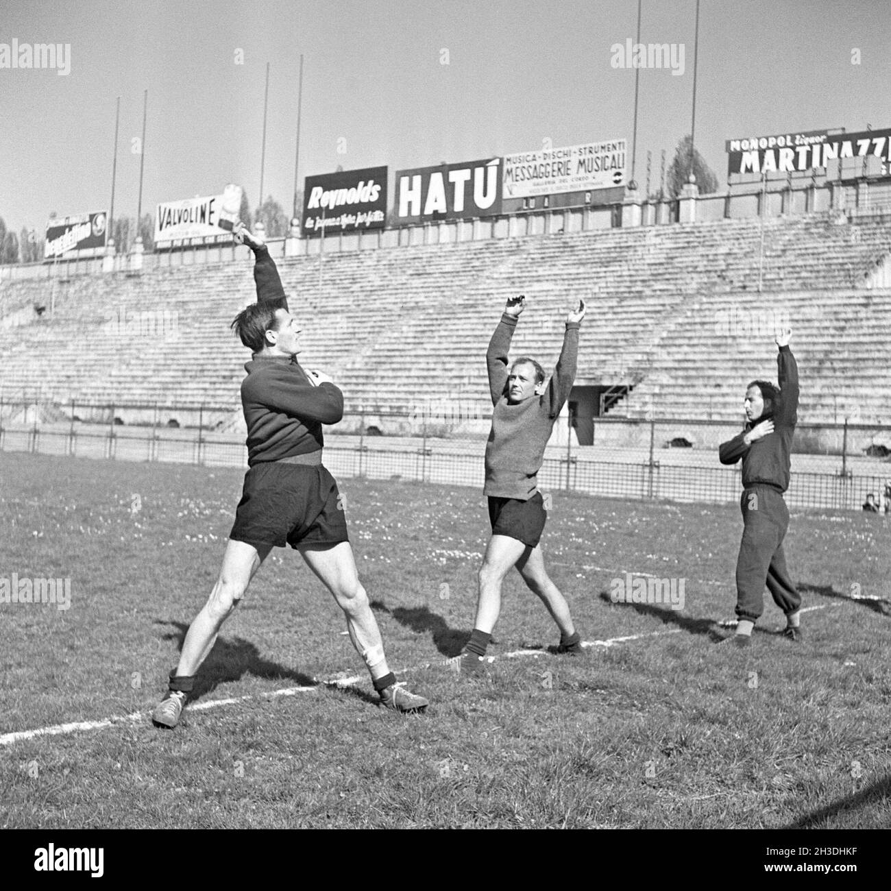 Gunnar Gren. 1920-1991. Schwedischer Fußballspieler. War in der Mannschaft, die die olympische Goldmedaille in London 1948 gewann. Gunnar Gren, Gunnar Nordahl und Nils Liedholm gründeten das renommierte Trio GRE-No-Li, ein erfolgreiches Trio, das gemeinsam für den AC Mailand spielte. Hier abgebildet mit Nils Liedholm beim Praktizieren in Mailand Italien 1950. Kristoffersson Ref. AY31-10 Stockfoto