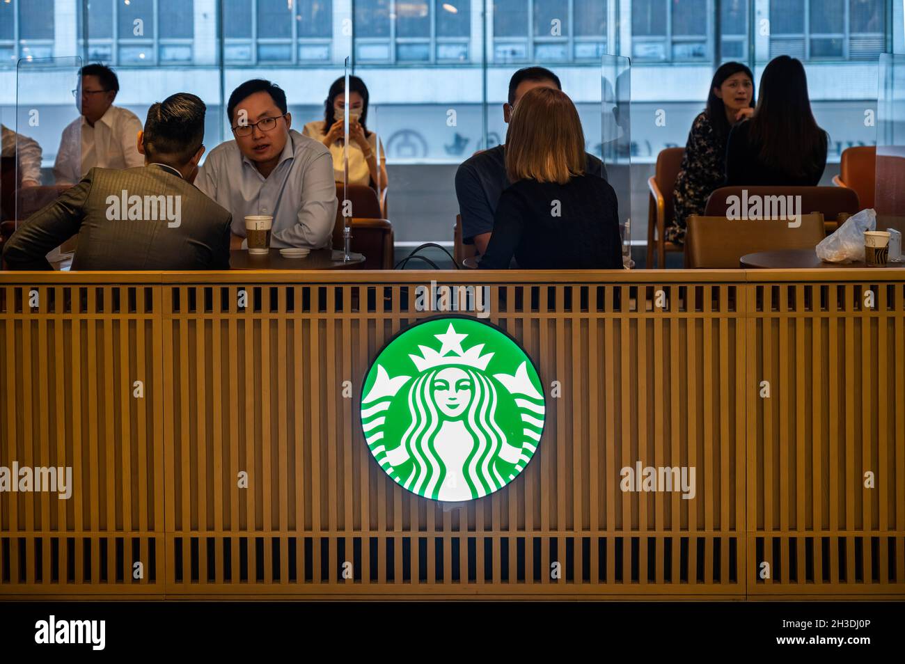 Hongkong, China. Oktober 2021. Gäste werden in der amerikanischen multinationalen Kette Starbucks Coffee Store in Hongkong gesehen. (Foto von Budrul Chukrut/SOPA Images/Sipa USA) Quelle: SIPA USA/Alamy Live News Stockfoto