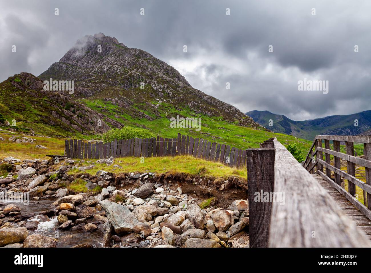 Brücke über einen Bergbach vor Tryfan - auf der Wanderung zwischen gwern gof isaf und Llyn Ogwen im Snowdonia Nationalpark. Stockfoto